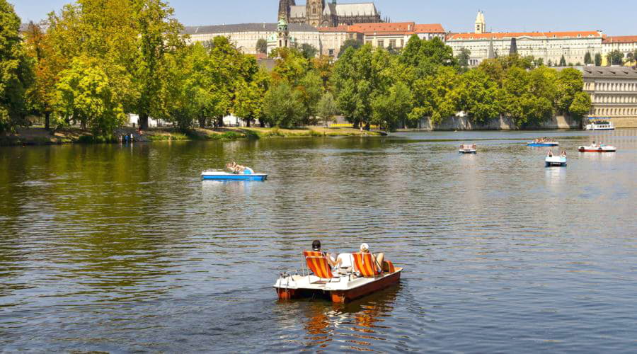 Oferujemy różnorodne opcje wynajmu samochodów na lotnisku w Pradze.